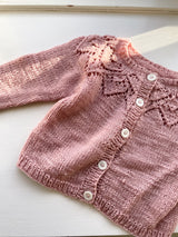 Håndstrikket rosa cardigan, babyuld str. 6-9 mdr