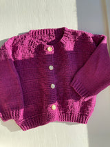 Håndstrikket fuchsia cardigan str. 6-9 mdr