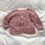 Håndstrikket rosa cardigan, babyuld str. 6-9 mdr