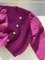 Håndstrikket fuchsia cardigan str. 6-9 mdr