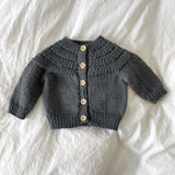 Håndstrikket Ankers cardigan, Merino str. 3-6 mdr